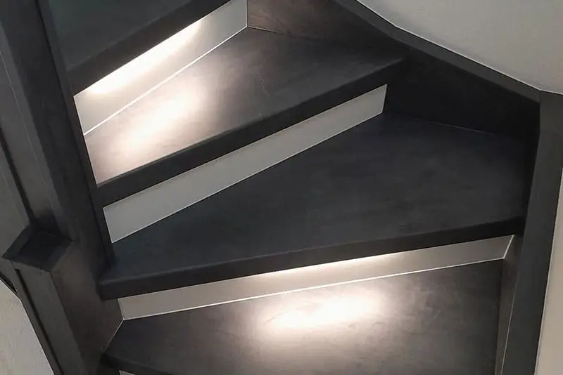 Un escalier en noir et blanc : ce qu'il faut faire et éviter