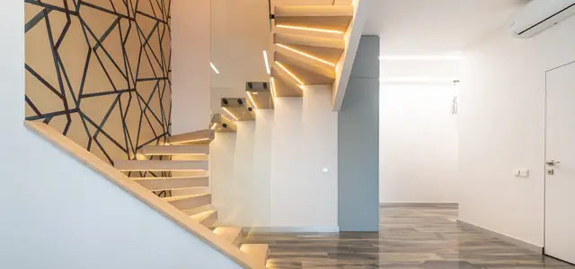 escalier moderne en bois ouvert avec luminaire intégré dans le nez de marche