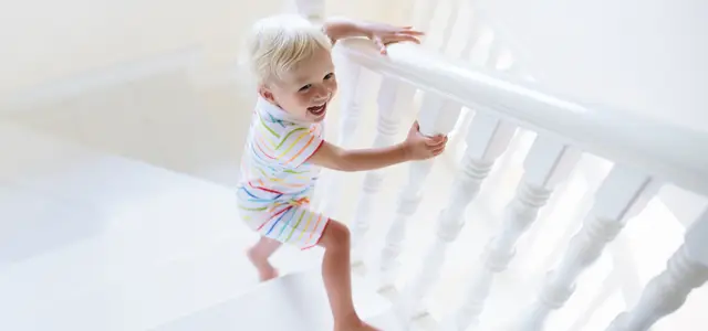 enfant dans des escaliers a jouer