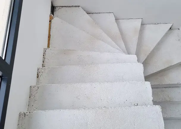 Escalier en béton avant rénovation