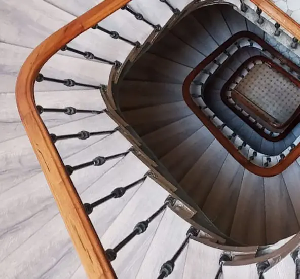 Escalier d'immeuble après rénovation par habillage