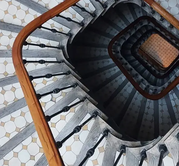 Escalier d'immeuble après rénovation par habillage