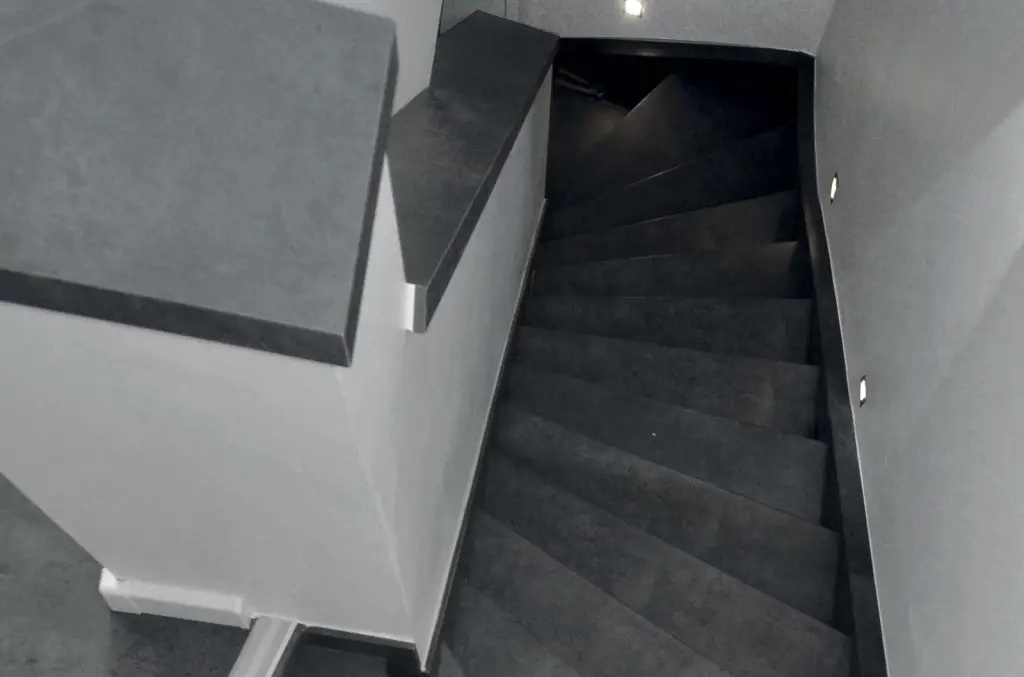 Habillage escalier basalte foncé pro