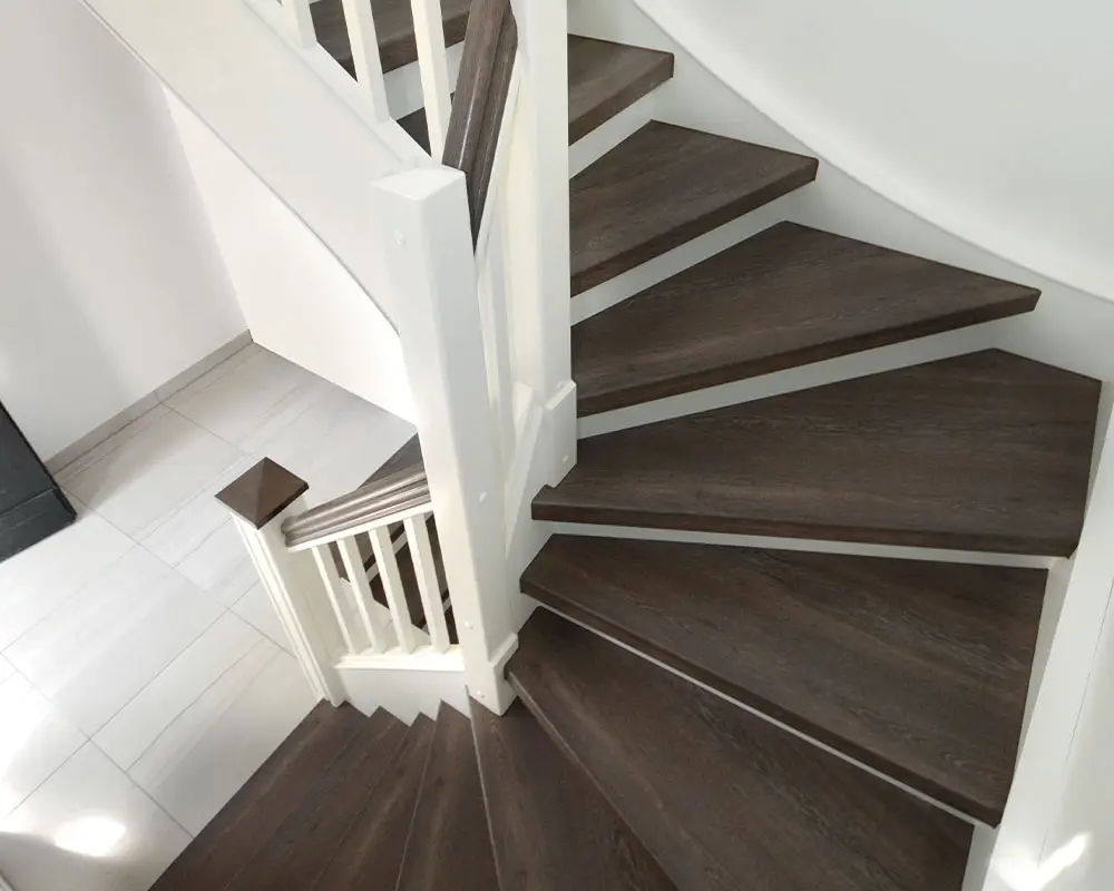Habillage escalier chêne fumé foncé