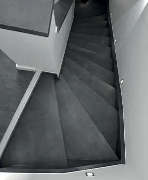 Spots LED sur le coté de l'escalier