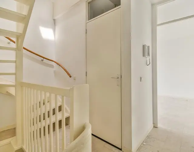 Escalier étroit : solutions d’habillage sans encombrer