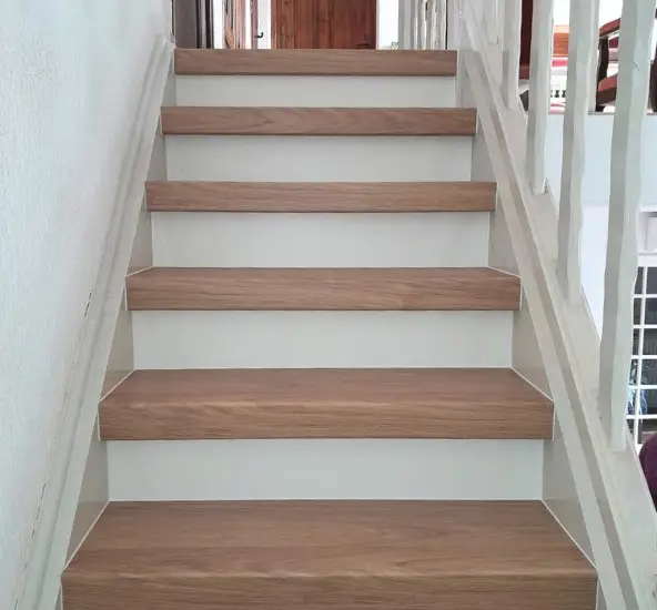 Habillage d'escalier en bois - après