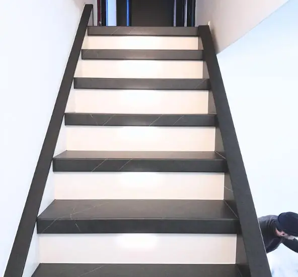 Habillage d'escalier en bois - après