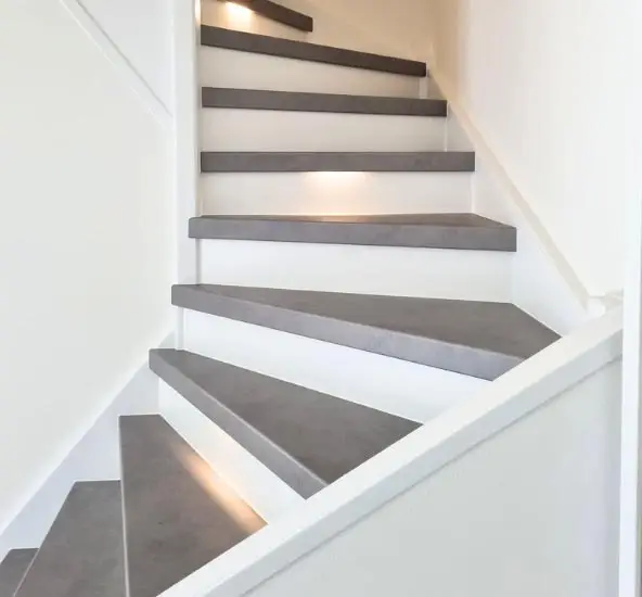 Habillage d'escalier en bois - après