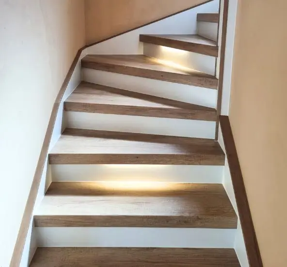 Habillage d'escalier en bois - après