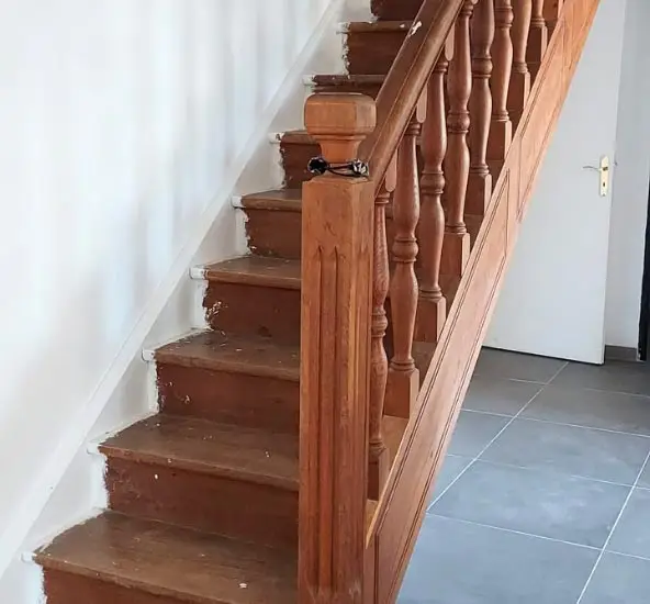 Habillage d'escalier en bois - avant