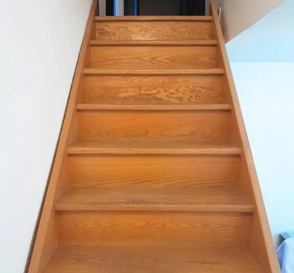 Habillage d'escalier en bois - avant