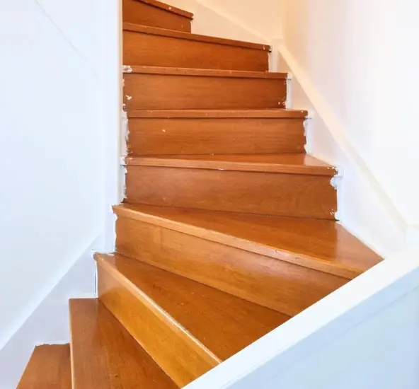 Habillage d'escalier en bois - avant