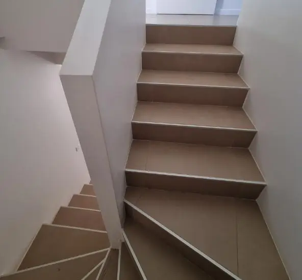 Habillage d'escalier en carrelage - avant