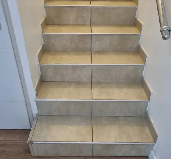 Habillage d'escalier en carrelage - avant
