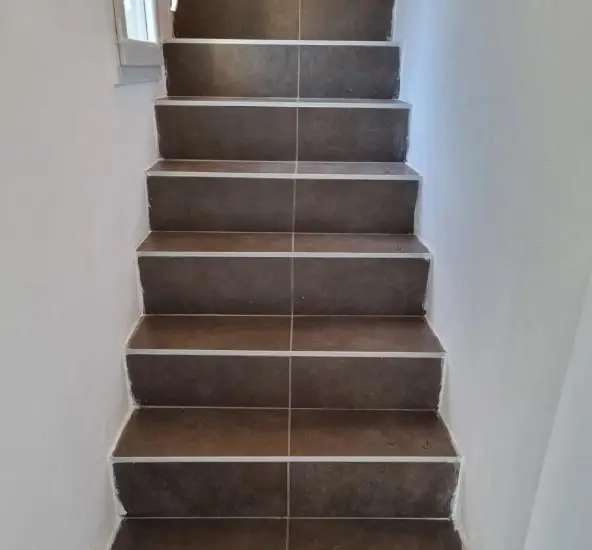 Habillage d'escalier en carrelage - avant