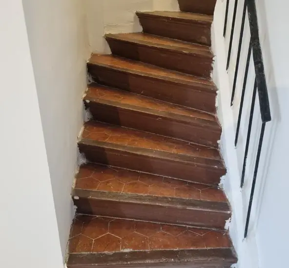 Habillage d'escalier en carrelage - avant