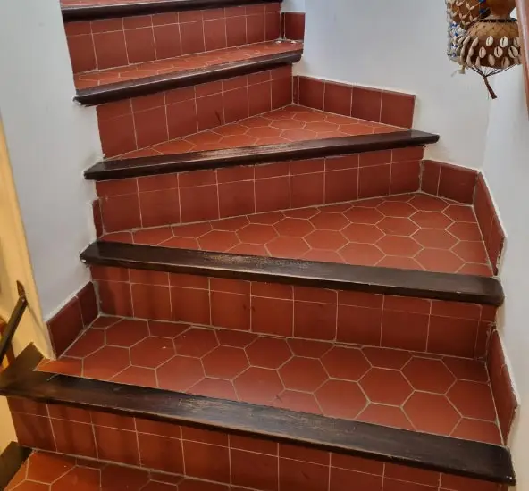 Habillage d'escalier en tomettes - avant